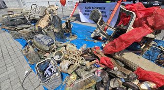 Bursa'da denizden 2,5 ton atık çıkarıldı