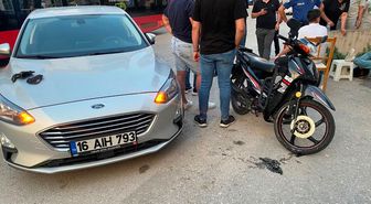 Bursa'da motosikletin manevra yapan otomobile çarptığı kazada 2 kişi yaralandı