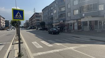 Bursa'da yolun karşısına geçmeye çalışan kişiye otomobilin çarpması güvenlik kamerasında