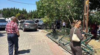 Büyükçekmece'de aracın çarptığı demir kapının savrulması sonucu 6 kişi yaralandı
