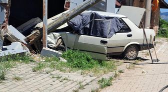Denizli'de duvara çarpan otomobildeki yaşlı çift öldü