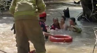 Derede akıntıya kapılan çocuğu itfaiye ekibi kurtardı