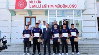 Dünya şampiyonlarına başarı belgeleri verildi
