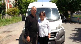 Eşine yardım için direksiyon başına geçti, öğrenci servisinin sevilen şoförü oldu