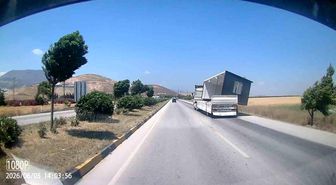 Fırtınanın, tırda taşınan konteyneri uçurduğu anlar kamerada