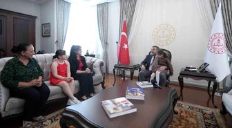 İhlas Haber Ajansı'nın haberiyle tüm Türkiye'nin tanıdığı görme engelli küçük müzisyen Nil, Milli Eğitim Bakanı Tekin'in ziyaret etti