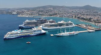 Kuşadası'na 4 kruvaziyerle 8 bin turist geldi