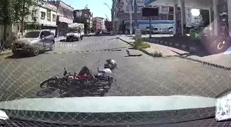 Motosikletin otomobile çarpma anı araç kamerasında