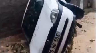 Niğde'de sağanak; 3 araç sele kapıldı