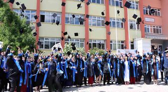 Oltu'da üniversitelilerin mezuniyet coşkusu
