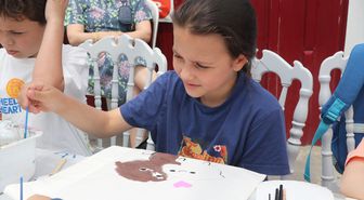 Rize'de feretiko bezinden üretilen çantaları çocuklar renklendirdi