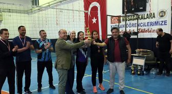 Hocalar'da Şehit Öğretmen Anısına Düzenlenen Voleybol Turnuvasının Şampiyonu Çepni Otağı