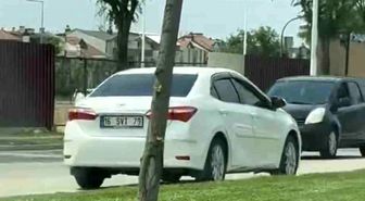 Ters şeritten giden otomobil, trafiği böyle kilitledi