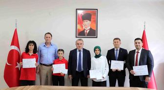 Türkiye derecesi elde eden öğrencilere başarı belgeleri verildi