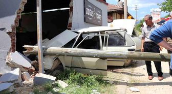 Yaşlı karı koca duvara çarpan otomobilde can verdi