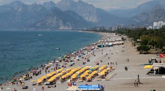 Antalya'da Sıcak Hava Sahilleri Doldurdu