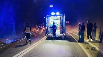 Artvin'de otomobil ile çarpışan motosikletin sürücüsü öldü, 2 kişi yaralandı
