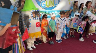 Avcılar'da anaokulunda atık malzemelerden yapılan kostümlerle defile