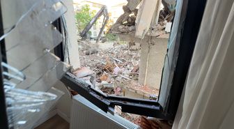 Avcılar'da yıkım sırasında beton parçaları yandaki binaya zarar verdi