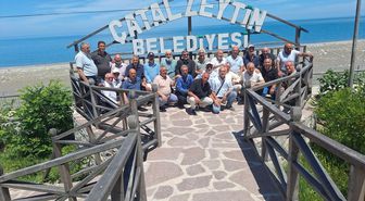 Belediye Başkanı ilçesinde buluştuğu asker arkadaşlarıyla sahilde temizlik yaptı