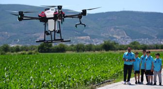 BİLSEM öğrencileri öğretmenleriyle tarımsal ilaçlama için dron tasarladı