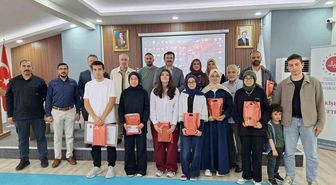 Eskişehir'de umre ödüllü bilgi yarışmasının kazananları ödüllerine kavuştu