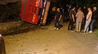 Giresun'da yaş çay yüklü kamyon devrildi