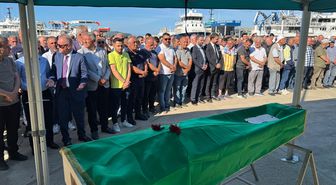 Karadeniz'de balıkçı teknesine saldırıda ölen kişinin cenazesi defnedildi