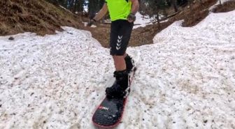 Kars'ta haziranda snowboard