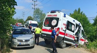 Kocaeli'de ambulansın yoldan çıktığı kazada biri hasta 3 kişi yaralandı