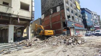 Kocaeli'de çöken binanın etrafındaki apartmanların yıkımına başlandı