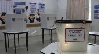 Kosova'da düzenlenen erken genel seçimlerde oy kullanma işlemi başladı