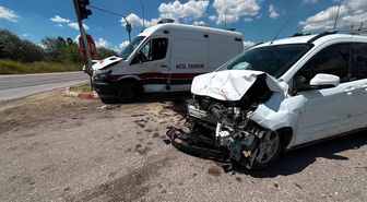 Kütahya'da ambulans hafif ticari araçla çarpıştı: 7 yaralı