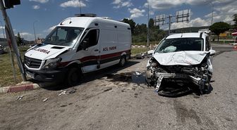 Kütahya'da özel ambulansla hafif ticari aracın çarpıştığı kazada 7 kişi yaralandı