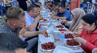 Alaşehir'de Kiraz Yeme Yarışması: 5 Dakikada 1.5 Kilo Kiraz