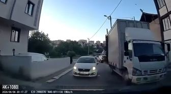 Pendik'te 'Aracım arıza yaptı' dedi yol vermedi; sürücülerin tartışması kamerada