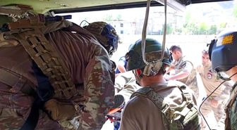 Sarp arazide hayatını kaybeden vatandaşın cenazesi helikopterle alındı
