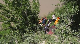Sinop'ta dereye yuvarlanan otomobildeki 3 kişi yaralandı