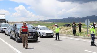 Van'da çarpışan pikap ile hafif ticari araçtaki 4 kişi öldü, 4 kişi yaralandı