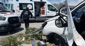Van'da pikap ile hafif ticari aracın çarpıştığı kazada 4 kişi öldü, 2 kişi yaralandı