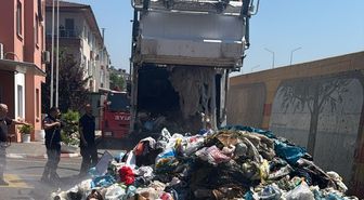 Yalova'da çöp kamyonu sürücüsü, yanmaya başlayan aracını itfaiyeye götürdü