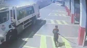 Yangın çıkan çöp kamyonunu itfaiye istasyonuna götürdü; o anlar kamerada