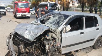 Antalya'da refüjdeki tel çitlere çarpan otomobilin sürücüsü yaralandı
