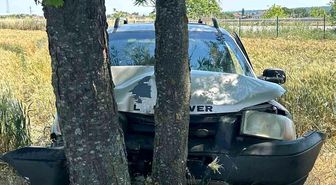 Babaeski'de ağaçlara çarpan otomobilin sürücüsü yaralandı
