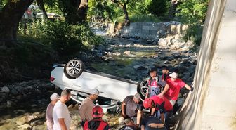 Balıkesir'de dere yatağına devrilen otomobilin sürücüsü yaralandı