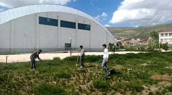 Bayburt'ta öğrenciler 'Yeşil Vatan' için fidan dikti