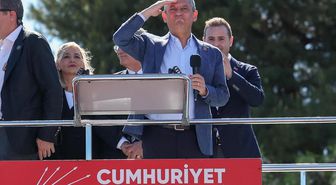 CHP'de yeni kriz: Partinin resmi hesabı Özgür Özel'i takipten çıktı
