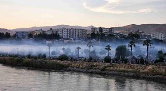 Cizre'de mangal dumanı nehir üzerinde sis görünümü oluşturdu