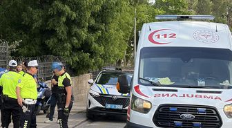 Denizli'de aydınlatma direğine çarpan motosikletteki 2 lise öğrencisi yaralandı