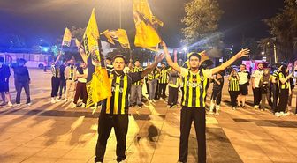 Düzce'de taraftarlar Aziz Yıldırım'ın Fenerbahçe Kulübü Başkanlığına seçilmesini kutladı